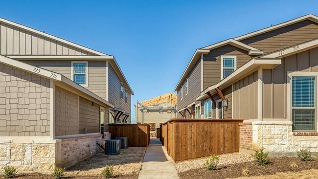 Building Photo - 715 Harvest Moon Dr