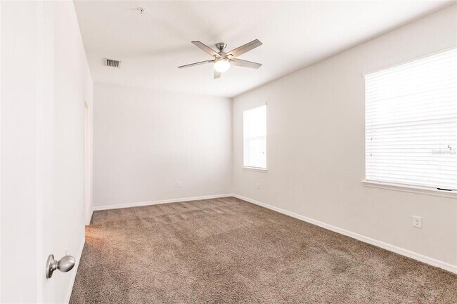 Building Photo - 3215 Oriole Dr