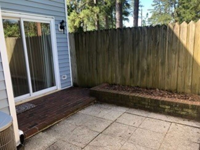 Building Photo - B-1 Kingswood Villas - Gorgeous townhome a...