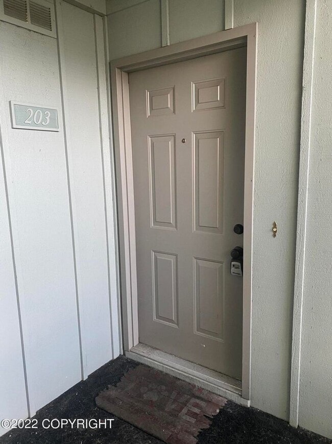 Building Photo - Beautifully Updated 2 Bed/1.5 Bath Condo with Garage!