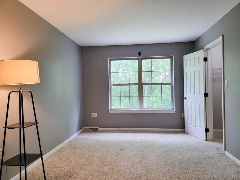 Building Photo - 358 Meetinghouse Ln