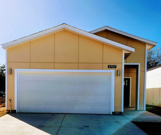 Primary Photo - 2707 W Kerria Ave