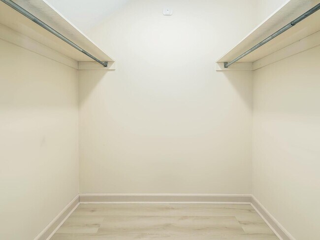 Building Photo - 221 Manhasset Ave