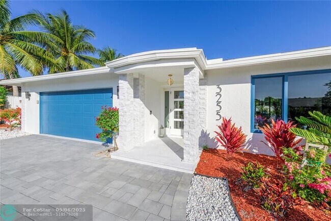 Building Photo - 3255 Lakeview Blvd