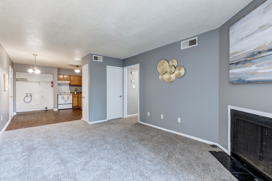 Family Room - Annies Townhomes- 1 Month Free!