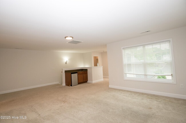 Building Photo - 104 Pine Hawk Dr