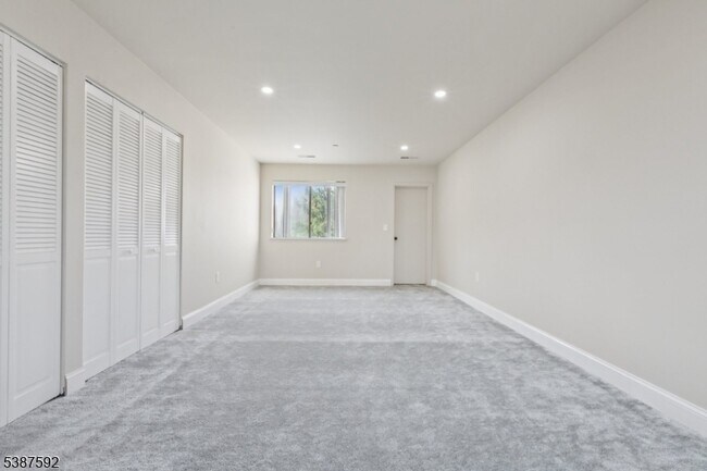 Building Photo - 5 Millay Ct