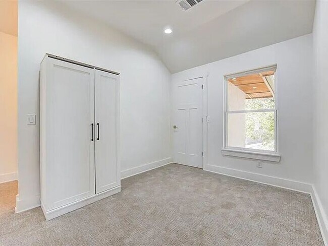 Building Photo - 213 NE 14th St