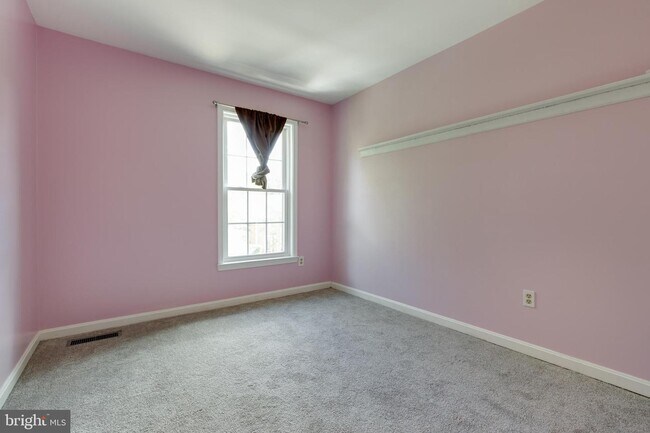 Building Photo - 6213 Stratford Ct
