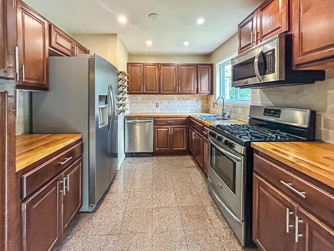 Building Photo - $0 DEPOSIT OPTION. CHARMING 3-BEDROOM HOME...