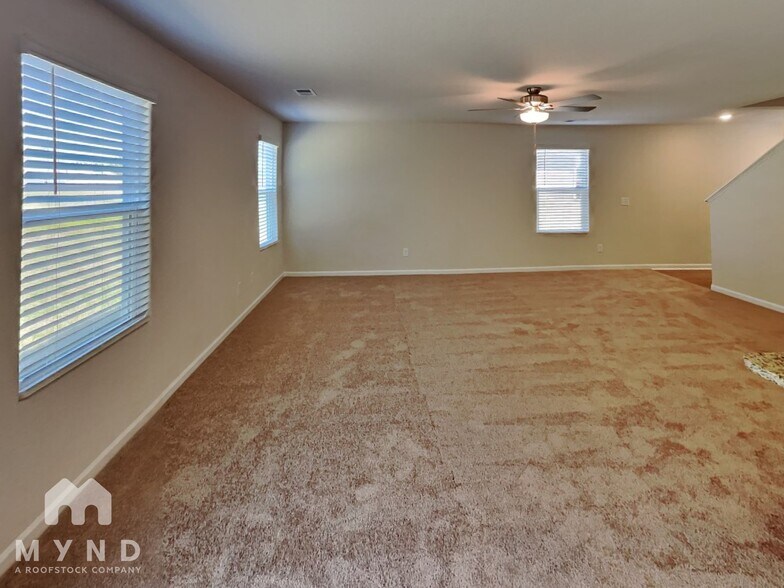 Building Photo - 250 Royal Mdw Dr