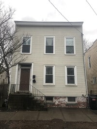 Building Photo - 2 Benson St