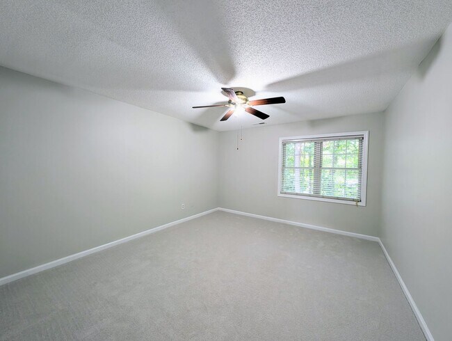 Building Photo - 220 Misty Groves Cir
