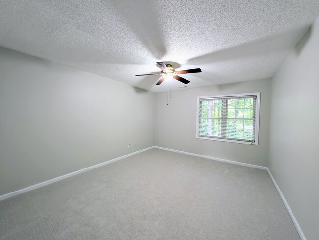 Building Photo - Move-In Ready Townhome with Downstairs Pri...