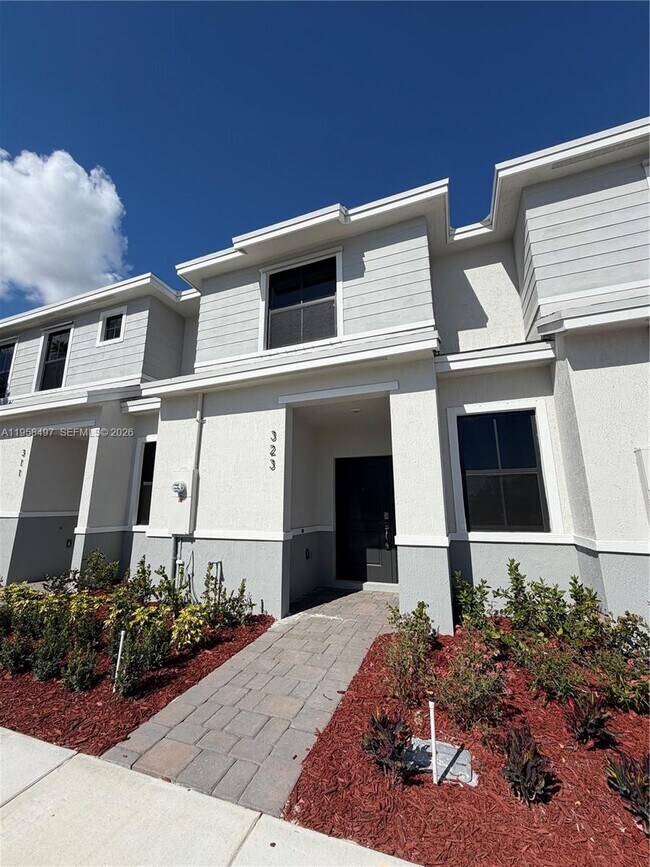 Building Photo - 323 NE 16th St