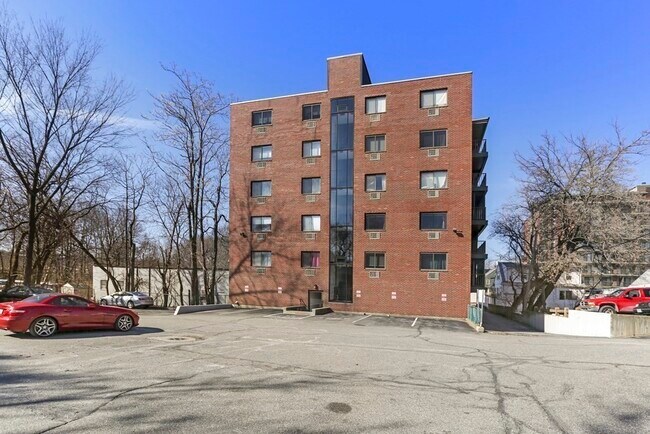 Building Photo - 12 Pond Ln