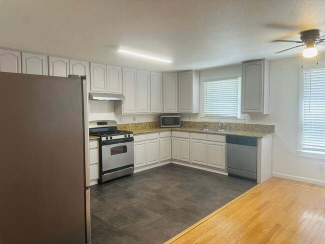 Building Photo - Spacious 1 Bedroom in Downtown Sacramento Where Convivence Is KEY! CALL Today To Schedule a Showing!