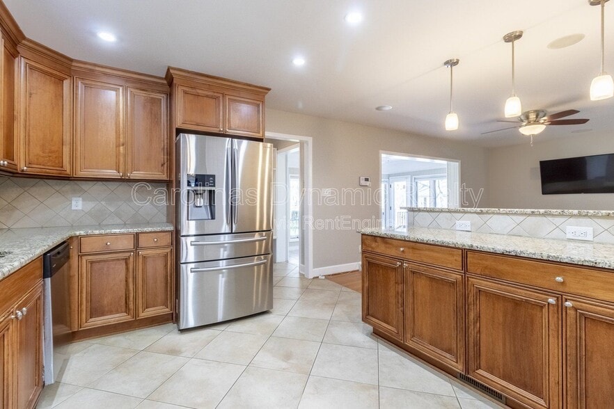Building Photo - 6618 Castlegate Dr