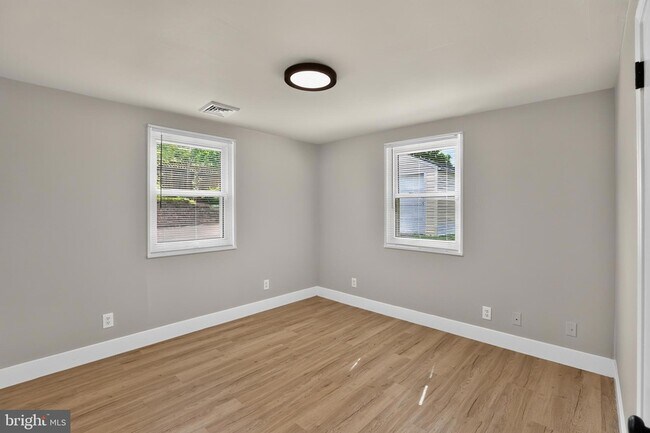 Building Photo - 1539 Reservoir Ave