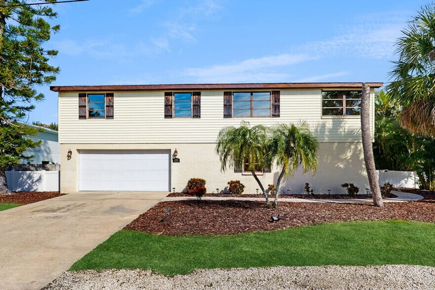 Building Photo - 252 Gladiolus St