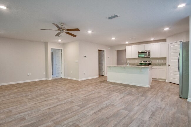 Building Photo - Lakeshore Preserve 3BR Home with Garage – Pet Friendly