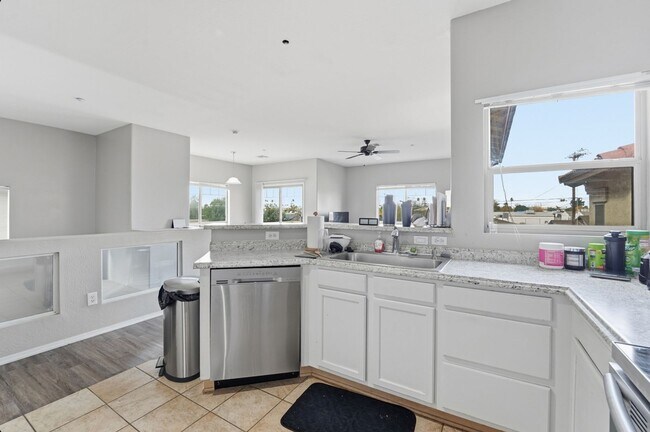 Building Photo - Bright 3-Bed Townhouse in Quiet Gated Community Near ASU