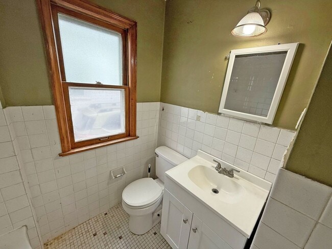 Building Photo - 3 BED 1 BATH BEAUTIFUL SINGLE FAMILY HOME ...