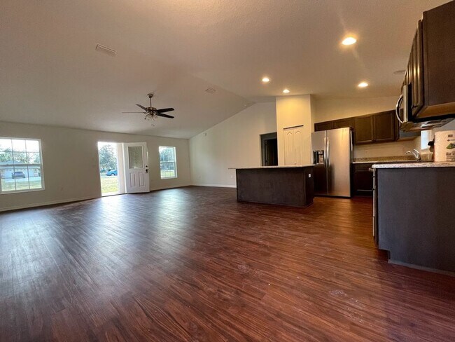 Building Photo - 3 bedroom, 2 bath, 2 car garage home on a ...