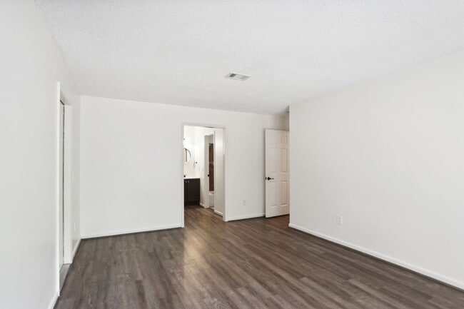 Building Photo - 2 Bedroom 2 Bathroom In A Private Community