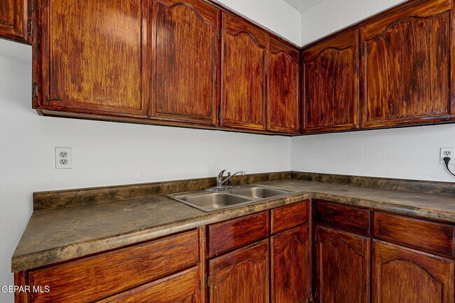 Building Photo - 10068 Oakwood Dr