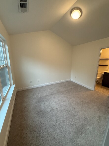 Building Photo - 1365 Memorial Dr SE