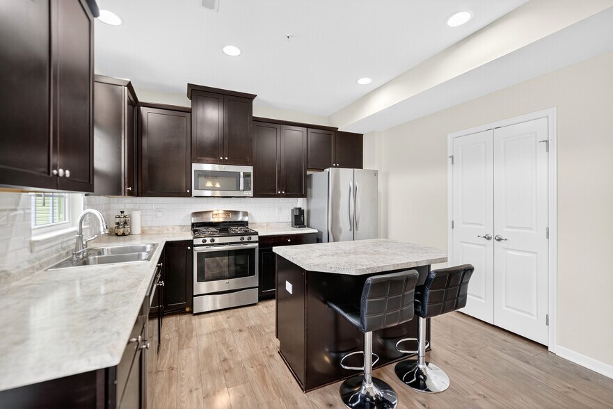 Building Photo - 380 Sunrise Dr