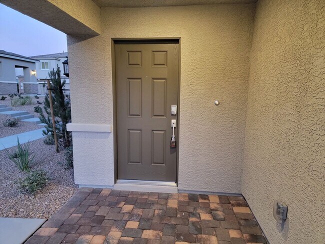Building Photo - Stunning  4 Bedroom Townhome