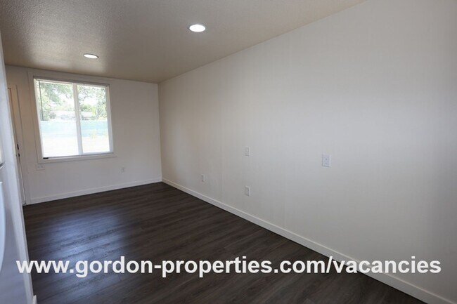 Building Photo - SE Arista Dr - 2 bedroom unit in the heart...