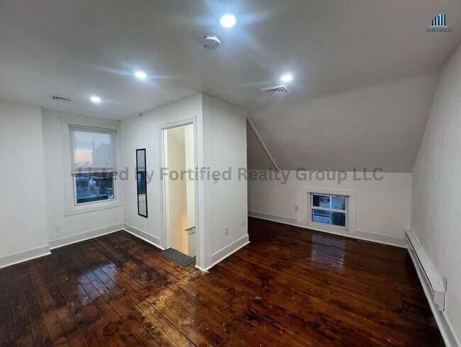 Building Photo - 42 Kilburn St