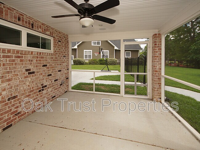 Building Photo - 125 Brogun Ln