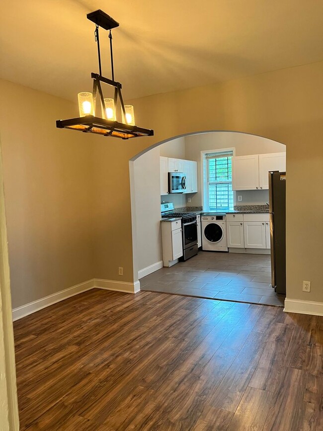 Building Photo - Spacious 3BR 1BA Baltimore rowhome!