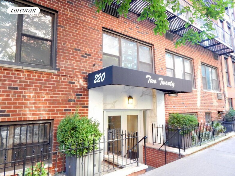 Building Photo - 220 E 87th St