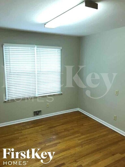 Building Photo - 7106 N Troost Ave