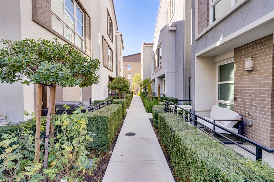 Building Photo - 2700 E Chaucer