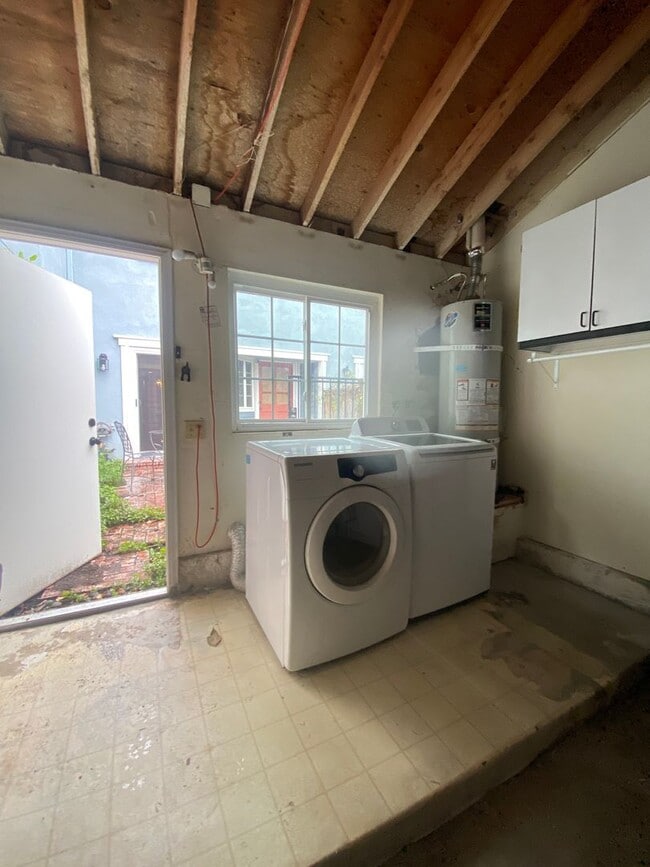 Building Photo - Two Bedroom Condo Close to Orange Circle