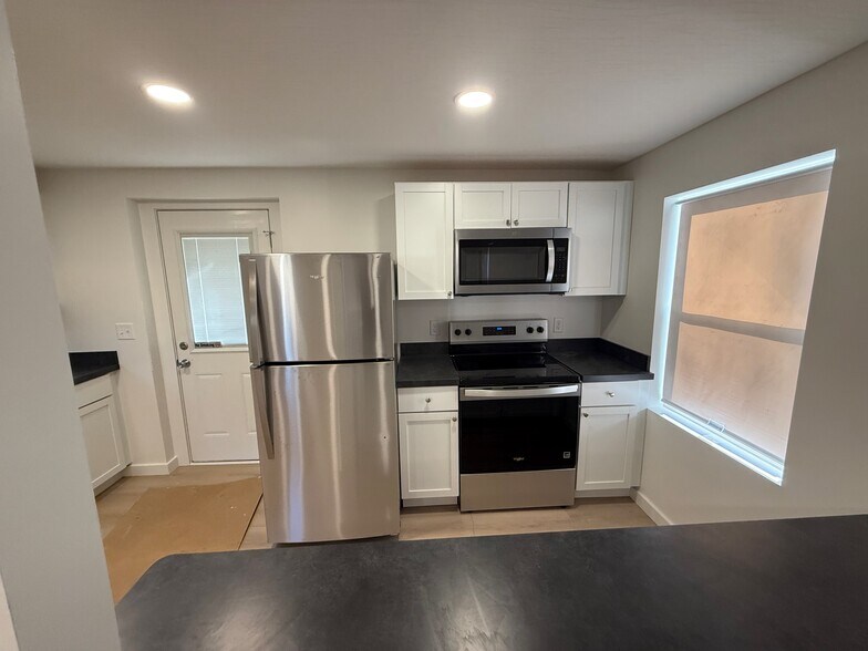 Building Photo - 418 Oak St