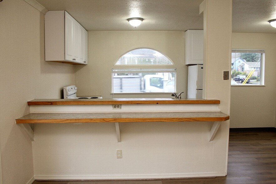 Building Photo - 7937-7937 N Fessenden St