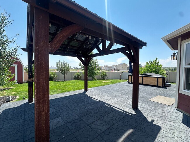 Building Photo - Stunning 4 Bed Home with Hot Tub in Founta...