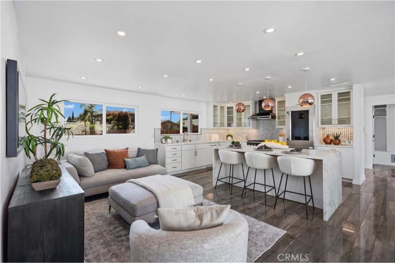 Building Photo - 496 E 16th St