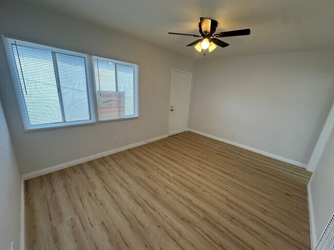 Building Photo - Fully Remodeled Ground-Level Studio Apartment with Modern Finishes