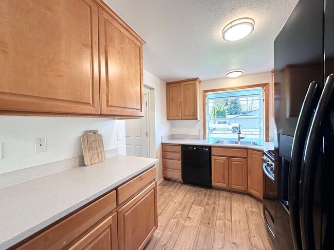 Building Photo - Newly Renovated Single-Family Home in Gresham! 3 Bed/1 Bath w/ Double Car Garage!