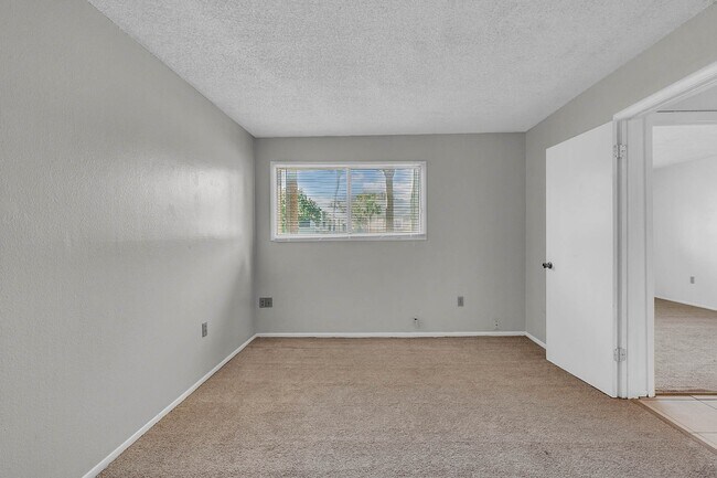 Building Photo - 902 Lake Destiny Rd