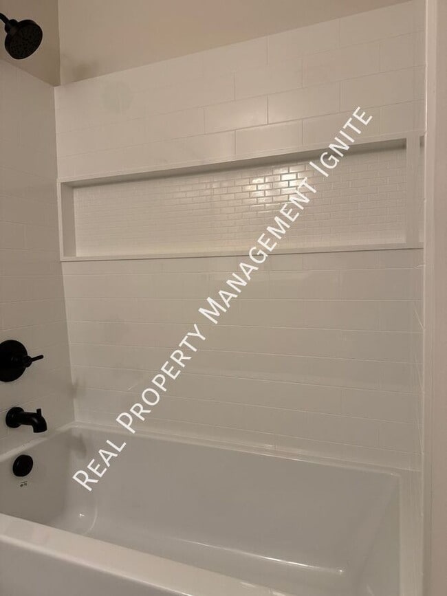 Building Photo - 1972 NE Sams Loop