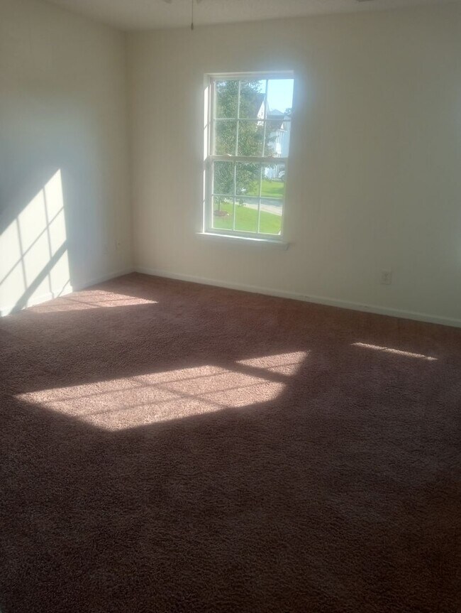 Building Photo - 4 Bedrooms 3.5 Bathrooms FOR RENT